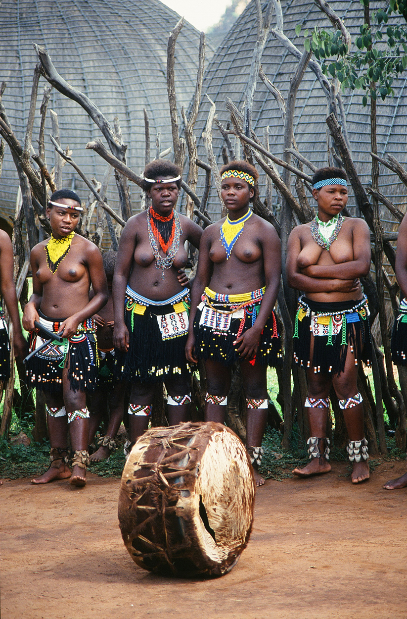 Zulu Frauen vor dem traditionellen Tanz